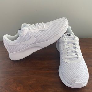 BRAND NEW Nike Roshe Run